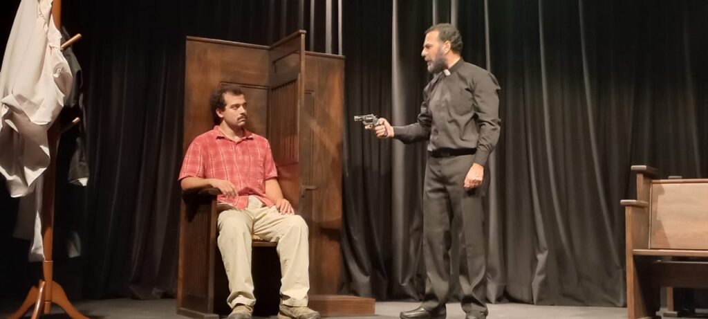 Jovany Pepín (Dante) y José Roberto Diaz (Padre Pedro) en una escena del montaje realizado en Teatro Lope de Vega, emprendimiento de Gianny Paulino en Novo Centro.