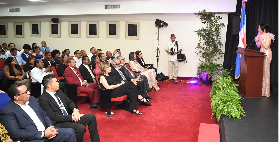Cristal Acevedo, presidenta del Observatorio de Medios Digitales en su presentación del Premio Nacional de Periodismo Digital