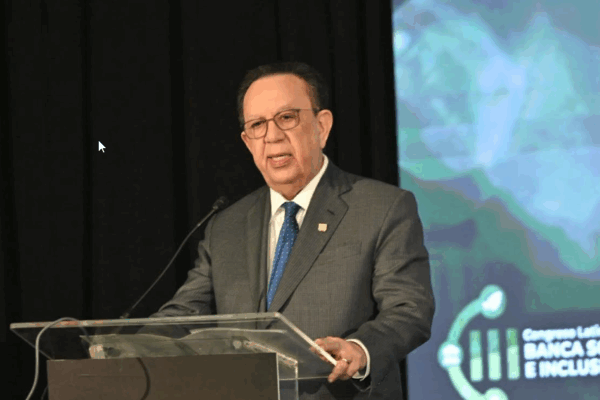 Valdez Albizu resalta sostenibilidad climática de sistemas bancarios para estabilidad macroeconómica
