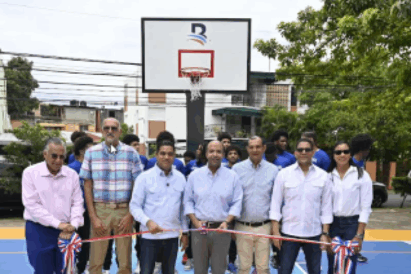 Banreservas remoza cancha Camila Henríquez del sector Mirador Norte